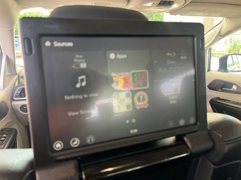 Used 2017 Chrysler Pacifica Touring-L Plus w/ Advanced Safetytec Group FWD image 10
