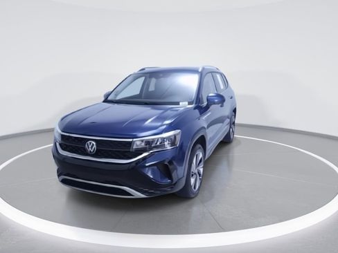 Used 2024 Volkswagen Taos SE AWD/4WD image 4