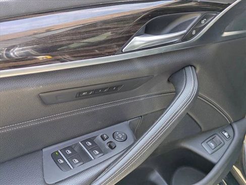 Used 2018 BMW 530e xDrive AWD/4WD image 9