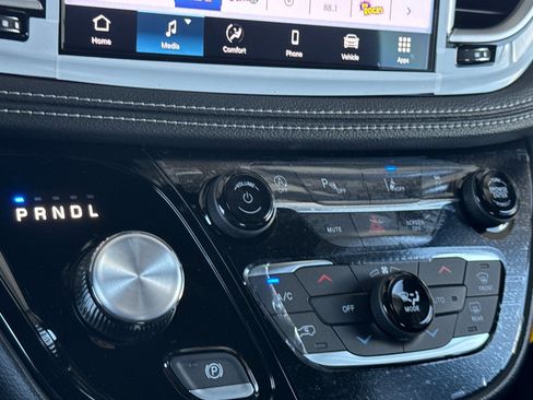 New 2027 Chrysler Pacifica Select FWD image 18