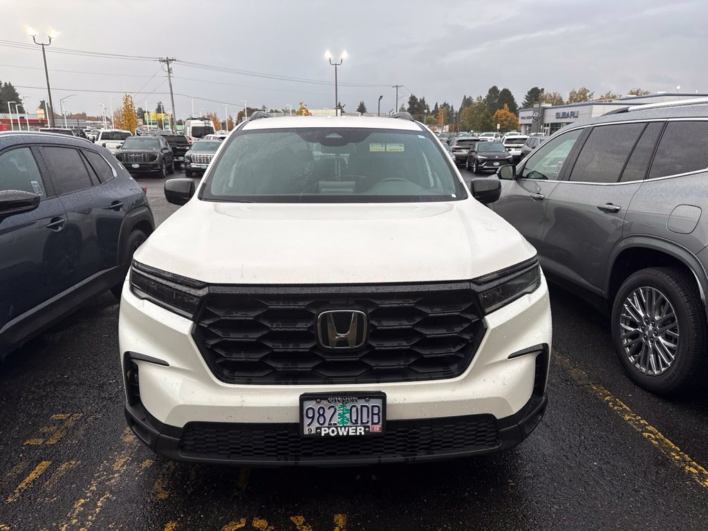 Used 2025 Honda Pilot Sport image 2