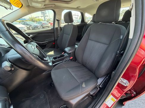 Used 2017 Ford Focus SEL w/ Cold Weather Package FWD image 9