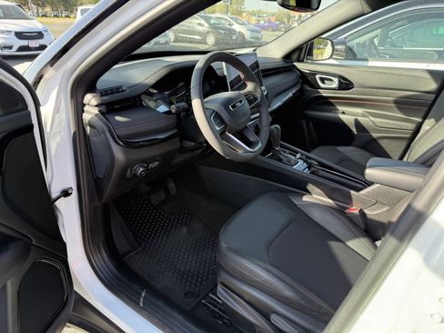 Used 2024 Jeep Compass Trailhawk AWD/4WD image 10