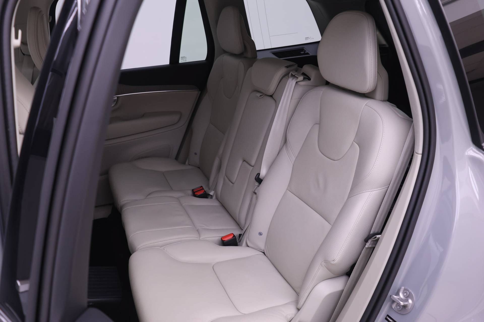 Certified 2025 Volvo XC90 T8 Plus w/ Protection Package Premier AWD/4WD image 13
