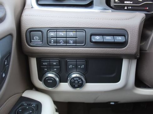 Used 2023 GMC Yukon XL Denali AWD/4WD image 30
