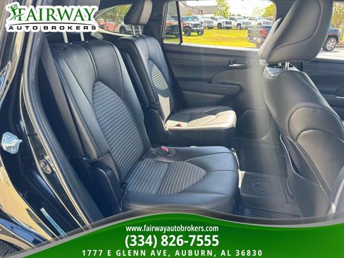 Used 2021 Toyota Highlander XSE FWD image 13