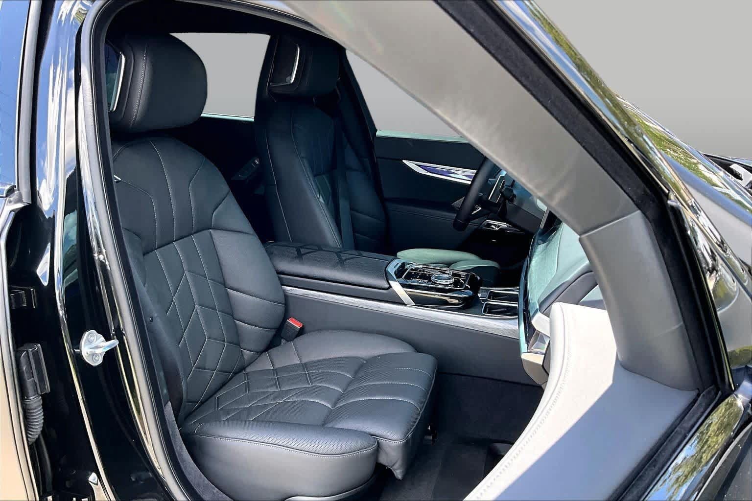 Used 2024 BMW 760i xDrive AWD/4WD image 9