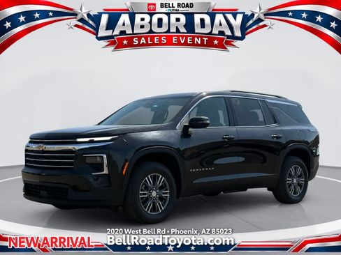 Used 2026 Chevrolet Traverse LT FWD image 1
