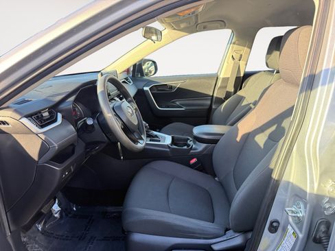 Used 2019 Toyota RAV4 LE image 10