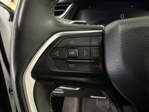 Used 2023 Jeep Grand Cherokee Altitude AWD/4WD image 15