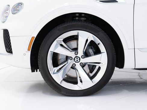Used 2024 Bentley Bentayga V8 image 42