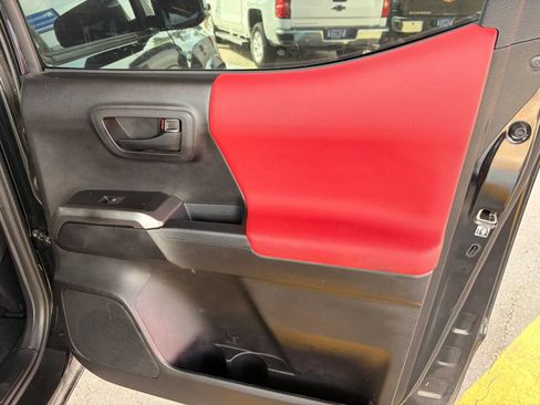 Used 2020 Toyota Tacoma SR5 AWD/4WD image 21