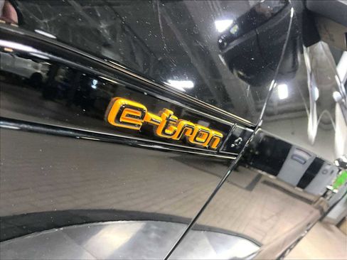 Used 2022 Audi e-tron Premium Plus image 38