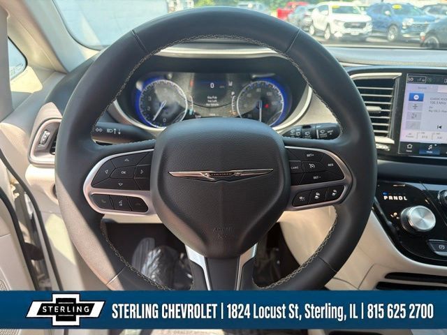 Used 2023 Chrysler Pacifica Touring-L FWD image 18
