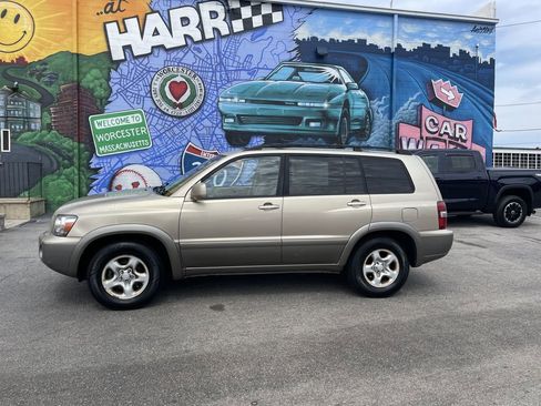 Used 2006 Toyota Highlander 2WD w/ 3rd Row image 2