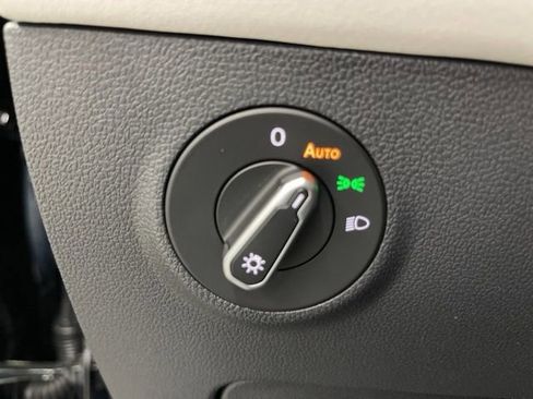 New 2026 Volkswagen Taos SE image 20