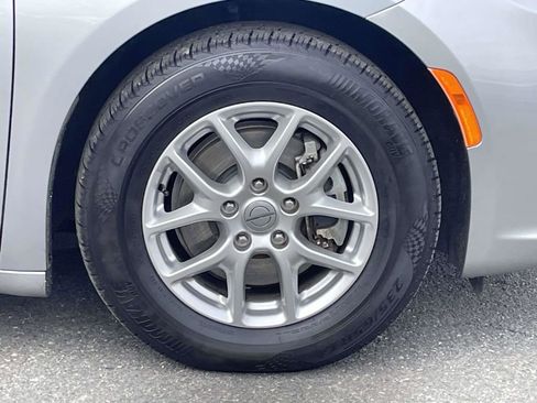 Certified 2021 Chrysler Pacifica Touring-L image 11