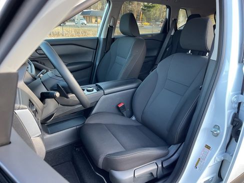 Used 2025 Nissan Rogue S image 18