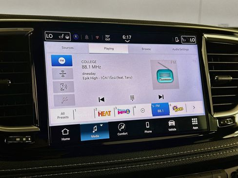 Used 2025 Chrysler Pacifica Premium FWD image 21