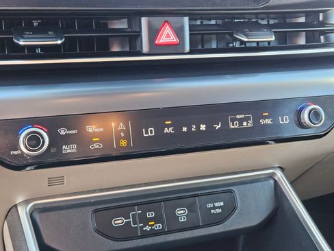 Used 2025 Kia Carnival FWD image 36