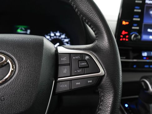 Used 2023 Toyota Sienna XLE AWD/4WD image 27