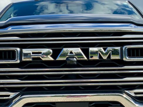 Used 2025 RAM 3500 Laramie AWD/4WD image 18