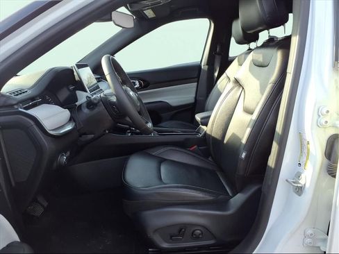 Used 2025 Jeep Compass Limited image 14