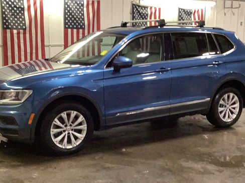 Used 2018 Volkswagen Tiguan SE w/ Panoramic Sunroof Package image 2