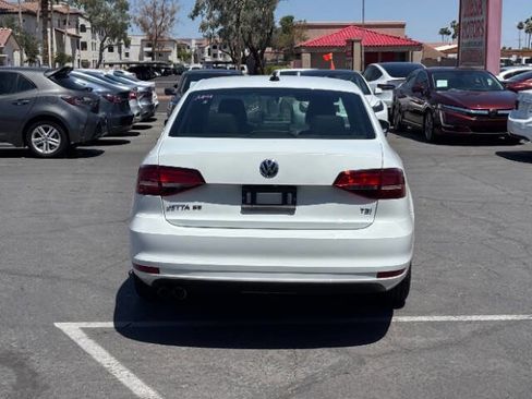 Used 2017 Volkswagen Jetta SE FWD image 4