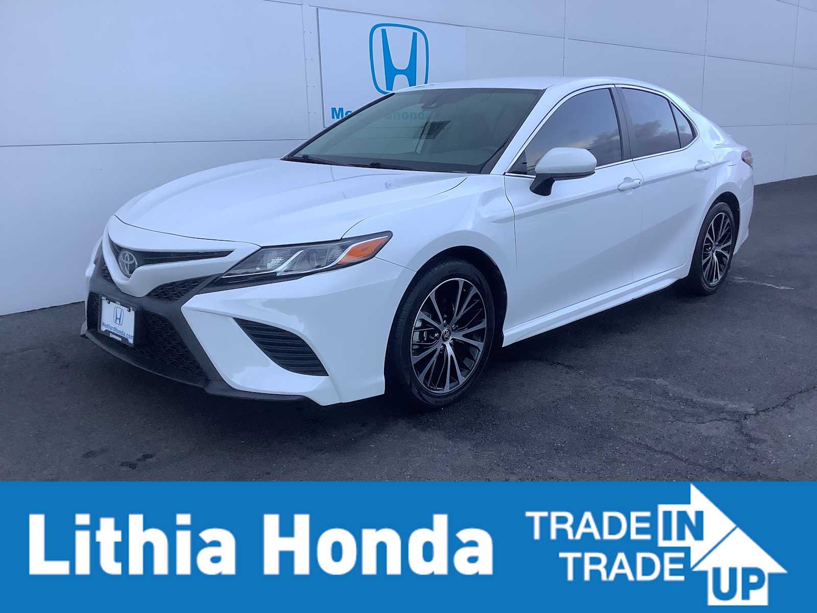 Used 2020 Toyota Camry SE w/ Carpet Mat Package FWD image 1