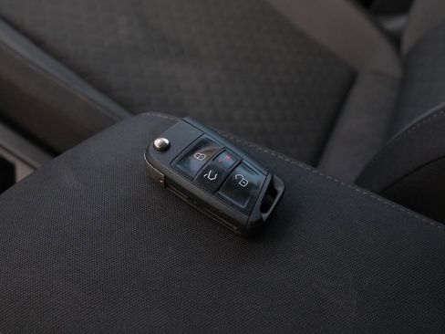 Used 2020 Volkswagen Tiguan S image 9