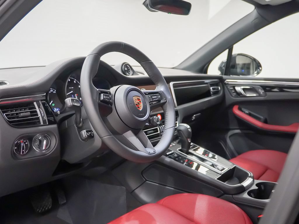 Certified 2026 Porsche Macan AWD/4WD image 4
