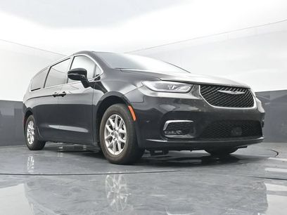 Used 2025 Chrysler Pacifica Select