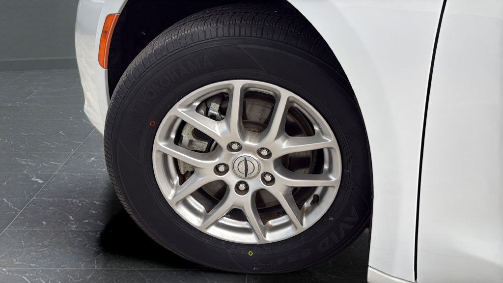 Used 2024 Chrysler Pacifica Touring-L FWD image 36