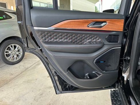Used 2025 Jeep Grand Cherokee Summit AWD/4WD image 30