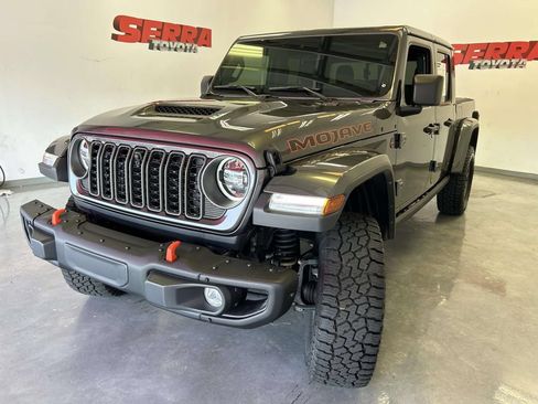 Used 2025 Jeep Gladiator Mojave AWD/4WD image 6