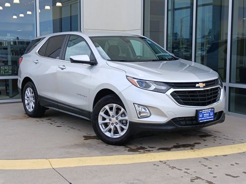 Used 2021 Chevrolet Equinox LT image 2