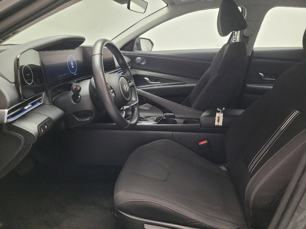 Used 2025 Hyundai Elantra SEL FWD image 17
