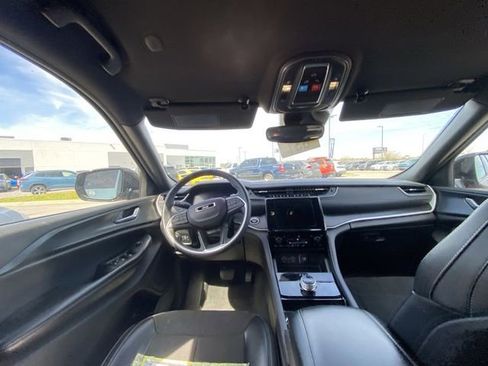 Used 2023 Jeep Grand Cherokee Altitude image 8