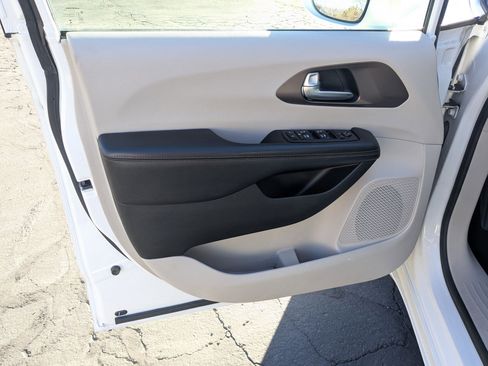 Used 2018 Chrysler Pacifica Touring-L Plus image 14