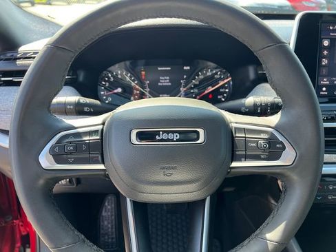Used 2025 Jeep Compass Latitude w/ Sun & Sound Group AWD/4WD image 15