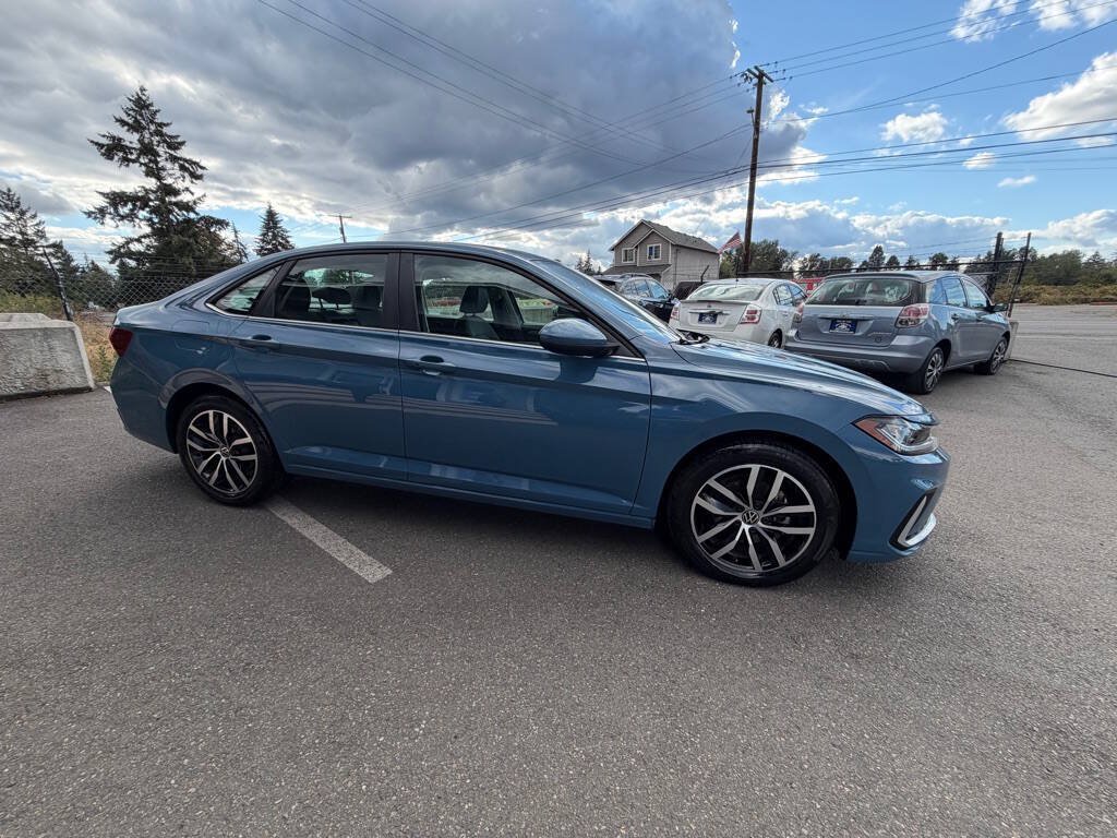Used 2025 Volkswagen Jetta SE FWD image 3