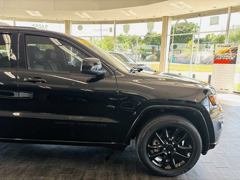 Used 2021 Jeep Grand Cherokee Laredo X AWD/4WD image 3