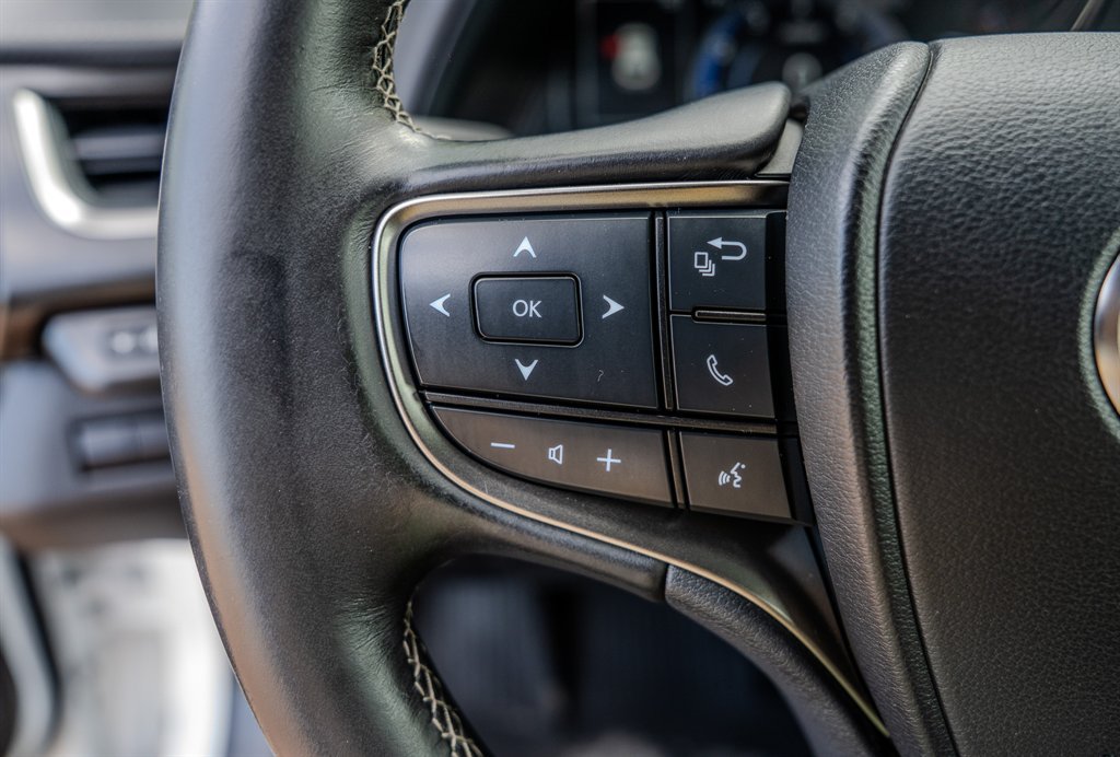 Used 2019 Lexus UX 200 FWD image 16