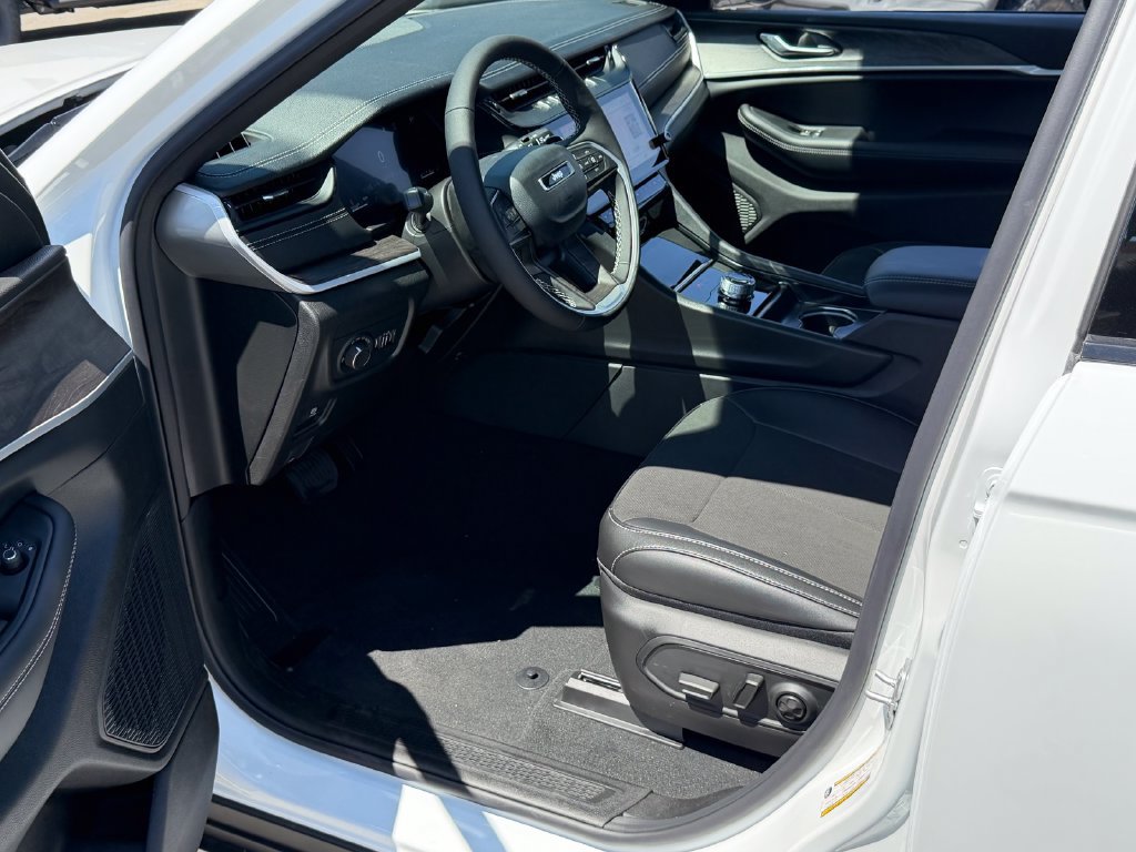 New 2026 Jeep Grand Cherokee Altitude RWD image 11