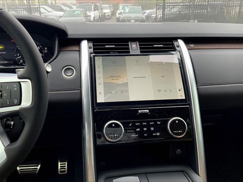 New 2025 Land Rover Discovery Dynamic SE image 6