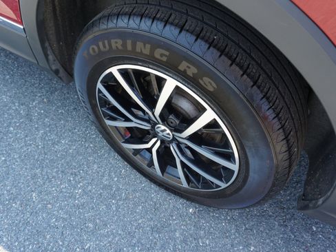 Used 2021 Volkswagen Tiguan SE w/ Panoramic Sunroof Package image 12