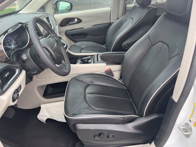 Used 2024 Chrysler Pacifica Limited AWD/4WD image 8