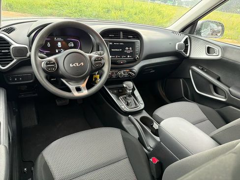 Used 2025 Kia Soul LX w/ LX Technology Package FWD image 22