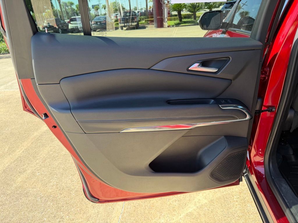 Used 2025 Chevrolet Traverse LT FWD image 15